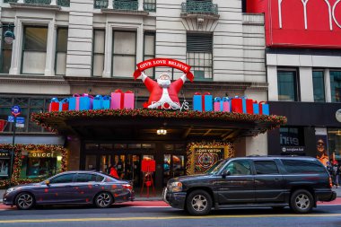 NEW YORK - 28 Kasım 2021: Macy 's Noel Baba temalı Noel süslemesi Manhattan' ın merkezindeki Herald Meydanı 'nda Macy' nin amiral gemisi mağazasında. 1924 'te Macy' s 