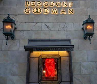 NEW YORK - 5 Aralık 2021 New York 'taki Bergdorf Goodman mağazası. Bu tarihi eser mağazası üst düzey tasarımcı kıyafetleri ve ayakkabıları ile tanınır.