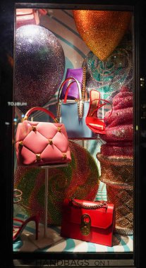 NEW YORK - 5 Aralık 2021: New York 'un merkezindeki Manhattan' daki Bergdorf Goodman mağazasında Noel vitrinleri dekorasyonu.