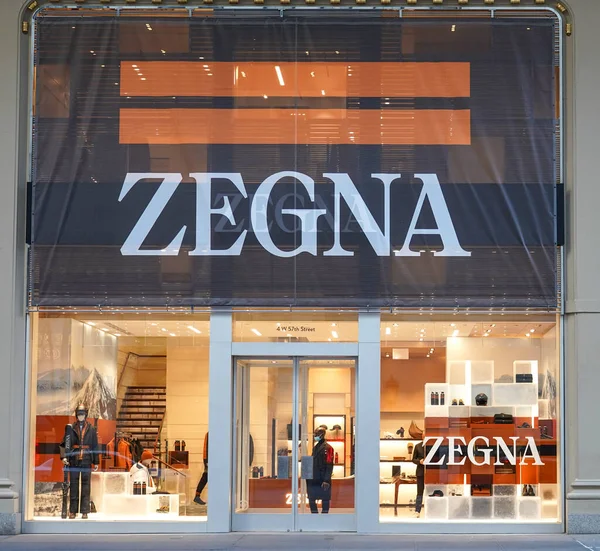 ニューヨーク 2021年12月5日 ニューヨークのZegnaストア Zegnaはイタリアの高級ファッションハウスです 1910年にイタリアのトリヴェロにあるErmenegildo Zegnaによって設立されました — ストック写真