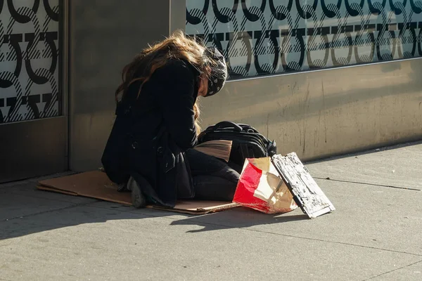New York December 2021 Homeless Woman 5Th Avenue Midtown Manhattan — Stockfoto