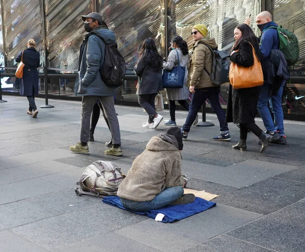 New York December 2021 Homeless Woman 5Th Avenue Midtown Manhattan — Stock Photo, Image