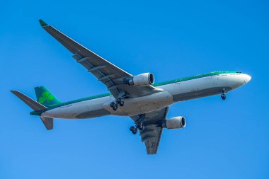 NEW YORK - 18 Kasım 2021: Aer Lingus uçağı JFK Uluslararası Havaalanı 'na inmek üzere New York' a iniyor. Aer Lingus, İrlanda 'nın en büyük ikinci havayolu şirketidir.