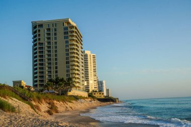 RIVIERA BEACH, FLORIDA - 6 Eylül 2021 Singer Adası 'ndaki lüks konutlar. Singer Adası, Riviera Sahili 'nin doğal plajları ve lüks otelleri olan okyanus manzaralı bir mahallesi.