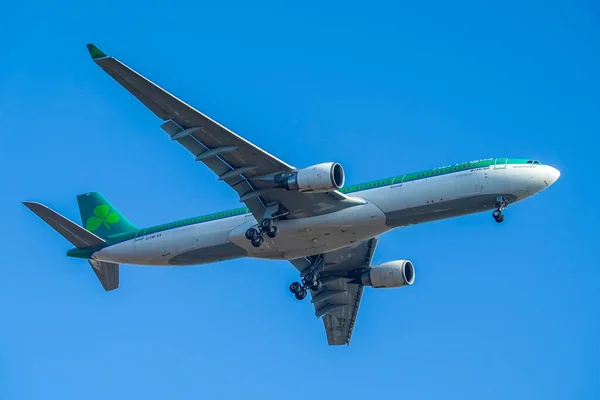 ニューヨーク 2021年11月18日 ニューヨークのJfk国際空港に着陸するために降下するAer Lingus飛行機 Aer Lingusはアイルランドの旗艦航空会社で アイルランドで2番目に大きい航空会社です — ストック写真