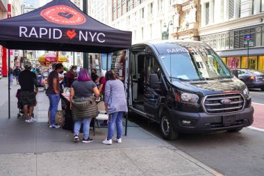 NEW YORK - 2 Mayıs 2021: Hızlı NYC mobil COVID - Manhattan şehir merkezindeki Rockefeller Center yakınlarındaki 19 test alanı