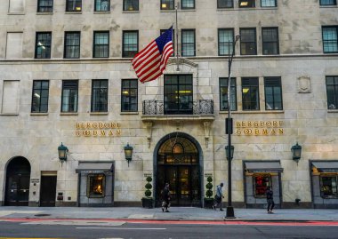 NEW YORK - 25 Mart 2021: New York 'taki Bergdorf Goodman mağazası. Bu tarihi eser mağazası üst düzey tasarımcı kıyafetleri ve ayakkabıları ile tanınır.