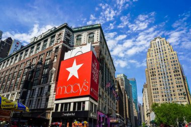 NEW YORK - 2 Mayıs 2021: Macy 's Manhattan' daki Herald Square 'de. 1924 'te Macy' s 