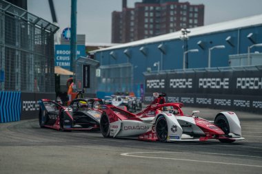 NEW YORK - 11 Temmuz 2021: Joel Eriksson (6) (Dragon / Penske Autosport Takımı) Formula E aracını 2021 ABB Formula E Dünya Şampiyonası boyunca sürdü New York E-Prix yarışı 11