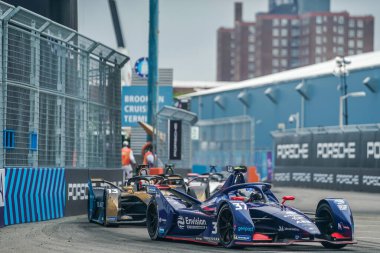 NEW YORK - 11 Temmuz 2021: Envision Virgin Racing Team 'den Nick Cassidy (37) 2021 ABB Formula E Dünya Şampiyonası sırasında Formula E-Prix yarışı Red Hook' ta 11.