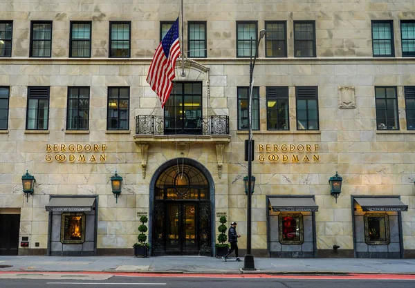 NEW YORK - 25 Mart 2021: New York 'taki Bergdorf Goodman mağazası. Bu tarihi eser mağazası üst düzey tasarımcı kıyafetleri ve ayakkabıları ile tanınır.