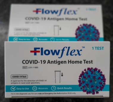 BROOKLYN, New York - 26 Aralık 2021: Flowflex COVID - Brooklyn, New York 'taki yerel eczanelerde 19 antijen ev testi