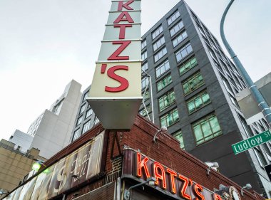 NEW YORK - 5 Aralık 2021: Tarihi Katz 's Delicatessen (est. 1888), Manhattan 'ın Aşağı Doğu Yakası' ndaki pastırmalı sandviçleriyle tanınan ünlü bir restoran.