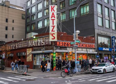 NEW YORK - 5 Aralık 2021: Turistler ve yerliler tarihi Katz Şarküterisi 'nin (est. 1888), Manhattan 'ın Aşağı Doğu Yakası' ndaki pastırmalı sandviçleriyle tanınan ünlü bir restoran.