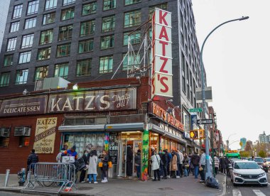 NEW YORK - 5 Aralık 2021: Turistler ve yerliler tarihi Katz Şarküterisi 'nin (est. 1888), Manhattan 'ın Aşağı Doğu Yakası' ndaki pastırmalı sandviçleriyle tanınan ünlü bir restoran.