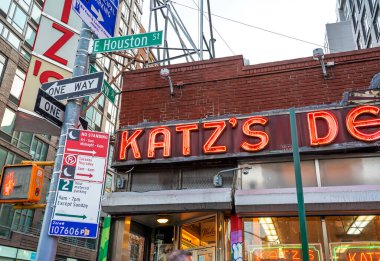 NEW YORK - 5 Aralık 2021: Tarihi Katz 's Delicatessen (est. 1888), Manhattan 'ın Aşağı Doğu Yakası' ndaki pastırmalı sandviçleriyle tanınan ünlü bir restoran.