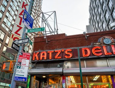 NEW YORK - 5 Aralık 2021: Tarihi Katz 's Delicatessen (est. 1888), Manhattan 'ın Aşağı Doğu Yakası' ndaki pastırmalı sandviçleriyle tanınan ünlü bir restoran.