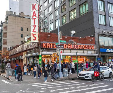 NEW YORK - 5 Aralık 2021: Turistler ve yerliler tarihi Katz Şarküterisi 'nin (est. 1888), Manhattan 'ın Aşağı Doğu Yakası' ndaki pastırmalı sandviçleriyle tanınan ünlü bir restoran.