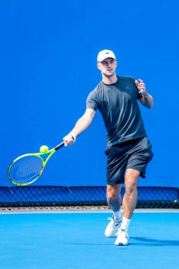 Melbourne, Avustralya - 25 Ocak 2016: Eski profesyonel tenisçi Ivan Ljubiciç, Melbourne Park'taki Avustralya tenis merkezinde düzenlenen Avustralya Açık 2016 Avustralya Açık'ta Roger Federer'i çalıştırdı