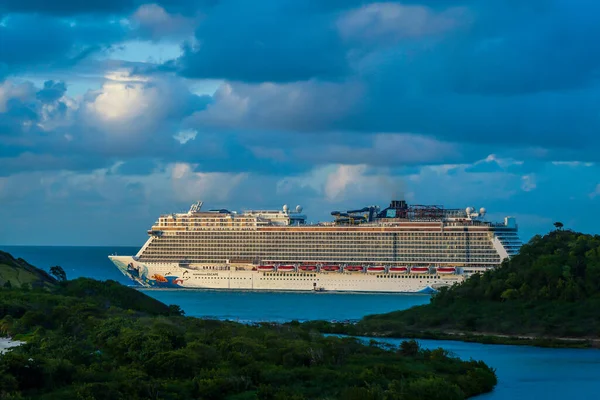 John Antigua Barbuda December 2021 Norwegian Escape Cruise Ship Leaving — Stockfoto