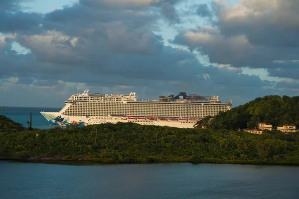 John Antigua Barbuda December 2021 Norwegian Escape Cruise Ship Leaving — Foto de Stock