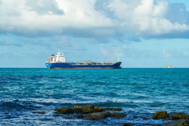 JOHN, ANTIGUA VE BARBUDA - 3 HAZİRAN 2022: Henrietta PG petrol tankeri Antigua 'nın kıyı sularında demirledi