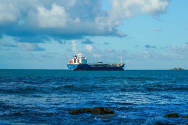 JOHN, ANTIGUA VE BARBUDA - 3 HAZİRAN 2022: Henrietta PG petrol tankeri Antigua 'nın kıyı sularında demirledi