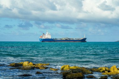 JOHN, ANTIGUA VE BARBUDA - 3 HAZİRAN 2022: Henrietta PG petrol tankeri Antigua 'nın kıyı sularında demirledi