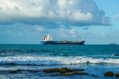 JOHN, ANTIGUA VE BARBUDA - 3 HAZİRAN 2022: Henrietta PG petrol tankeri Antigua 'nın kıyı sularında demirledi
