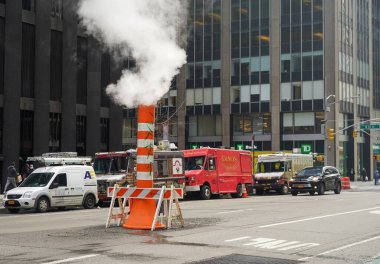 NEW YORK - 25 Mart 2021: Manhattan şehir merkezindeki 6. caddeden güneye bakıyor.