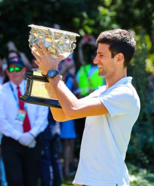 Melbourne, Avustralya - Ocak 28, 2019:2019 Avustralya Açık şampiyonu Novak Djokovic Sırbistan zaferinin Kraliyet Botanik Bahçeleri Victoria Melbourne sonra Avustralya Open kupa ile poz,