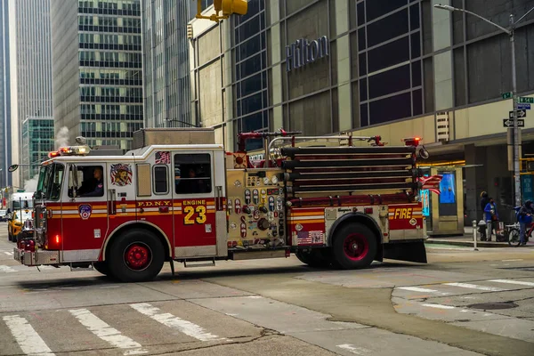 New York March 2021 Fdny Engine Crossing 6Th Avenue Midtown — Stock Photo, Image