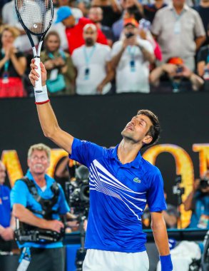 MELBOURNE, AUSTRALYA - 25 Ocak 2019 Grand Slam Şampiyonu Novak Cokoviç, Melbourne Park 'ta oynanan 2019 Avustralya Açık' taki yarı final karşılaşması sonrasında zaferini kutladı