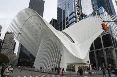 NEW YORK - NOVEMBER 11, 2021: Dünya Ticaret Merkezi Ulaşım Merkezi Oculus Tasarımı Santiago Calatrava tarafından Aşağı Manhattan 'da 
