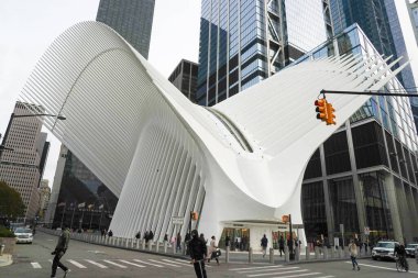 NEW YORK - NOVEMBER 11, 2021: Dünya Ticaret Merkezi Ulaşım Merkezi Oculus Tasarımı Santiago Calatrava tarafından Aşağı Manhattan 'da 