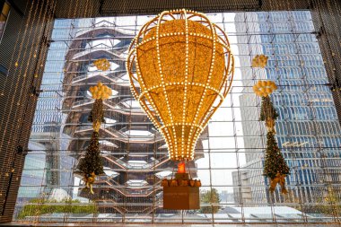 NEW YORK - 28 Kasım 2021: Hudson Yards Alışveriş Merkezi New York 'ta Tatil sezonu için dekore edildi