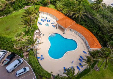 RIVIERA BEACH, FLORIDA - 1 Haziran 2021: Singer Adası, Florida 'daki lüks apartmanda havuz. Singer Adası, Riviera Sahili 'nin doğal plajları ve otelleri olan okyanus manzaralı bir mahallesi.