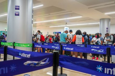CANCUN, MEXICO - 3 Temmuz 2021: Cancun Uluslararası Havaalanı 'nda pasaport kontrolü. Mexico City Uluslararası Havalimanı 'ndan sonra Latin Amerika' nın dördüncü ve Meksika 'nın en yoğun ikinci havaalanıdır. 