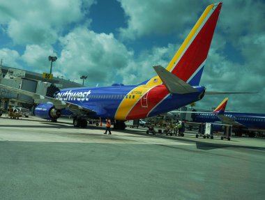CANCUN, MEXICO - 3 Temmuz 2021: Cancun Uluslararası Havalimanı pistindeki Güneybatı Havayolları uçağı. 