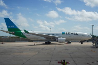 CANCUN, MEXICO - 3 Temmuz 2021: Cancun Uluslararası Havalimanı 'nda pistteki Seviye Havayolları uçağı. Level, International Airlines Group 'un sahip olduğu havayolu şirketlerinin düşük maliyetli uçuşlar yaptığı bir markadır.