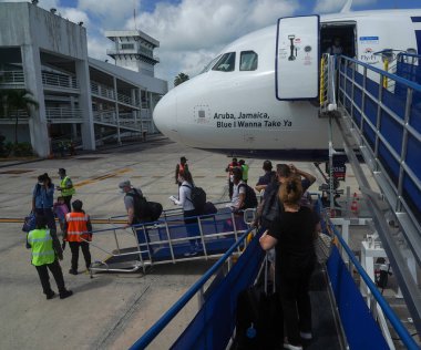 CANCUN, MEXICO - 3 Temmuz 2021: Cancun Uluslararası Havaalanı 'ndaki pistte bulunan JetBlue Airways uçağı. JetBlue Airways, Amerika Birleşik Devletleri 'nin en büyük havayolu şirketidir ve Kuzey Amerika' nın yedinci büyük havayolu şirketidir.
