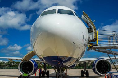 CANCUN, MEXICO - 3 Temmuz 2021: Cancun Uluslararası Havaalanı 'ndaki pistte bulunan JetBlue Airways uçağı. JetBlue Airways, Amerika Birleşik Devletleri 'nin en büyük havayolu şirketidir ve Kuzey Amerika' nın yedinci büyük havayolu şirketidir.