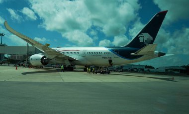 CANCUN, MEXICO - 3 Temmuz 2021: Cancun Uluslararası Havaalanı 'ndaki pistte Aeromexico uçağı. Mexico City merkezli bir havayolu şirketi.