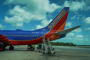 CANCUN, MEXICO - 3 Temmuz 2021: Cancun Uluslararası Havalimanı pistindeki Güneybatı Havayolları uçağı. 