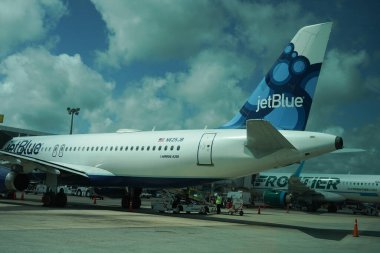 CANCUN, MEXICO - 3 Temmuz 2021: Cancun Uluslararası Havaalanı 'ndaki pistte bulunan JetBlue Airways uçağı. JetBlue Airways, Amerika Birleşik Devletleri 'nin en büyük havayolu şirketidir ve Kuzey Amerika' nın yedinci büyük havayolu şirketidir.