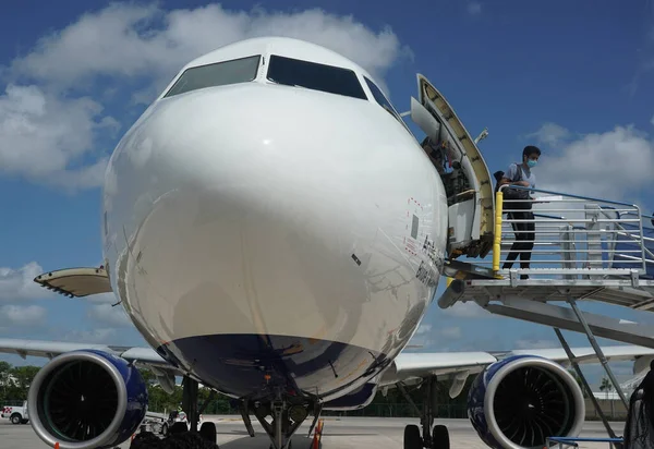 Cancun Mexico Lipiec 2021 Samolot Odrzutowy Blue Airways Pasie Startowym — Zdjęcie stockowe
