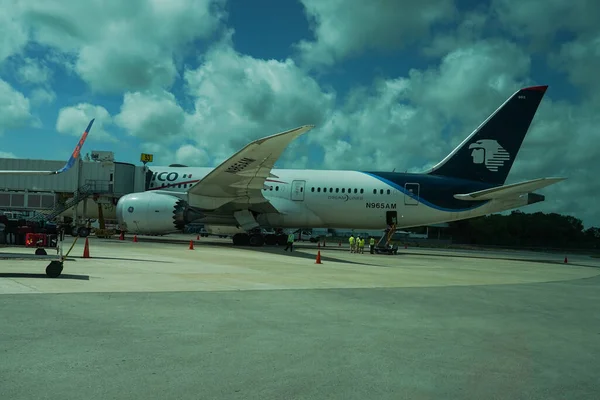 Cancun Mexico Lipiec 2021 Samolot Aeromexico Pasie Startowym Lotnisku Cancun — Zdjęcie stockowe