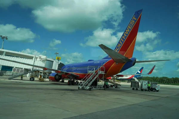 Cancun Mexico July 2021 西南航空的飞机在坎昆国际机场的跑道上 — 图库照片