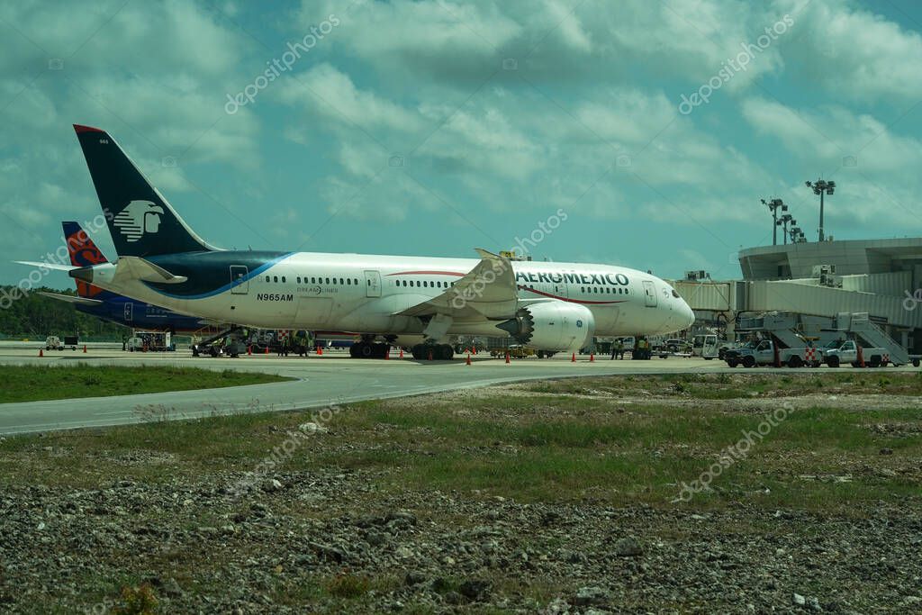 CANCUN, MÉXICO 3 de julio de 2021 Avión de Aeroméxico en pista en el