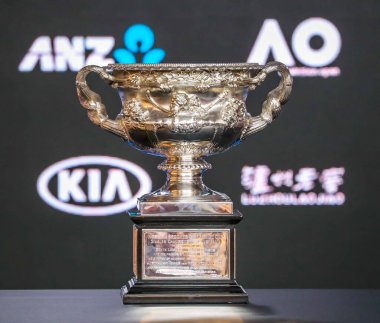 Melbourne, Avustralya - 27 Ocak 2019: Avustralya Açık Erkekler Tek Erkekler Kupası, Norman Brookes Challenge Kupası, Melbourne Park 'taki Rod Laver Arena' da 2019 Avustralya Açık kupa sunumu sırasında
